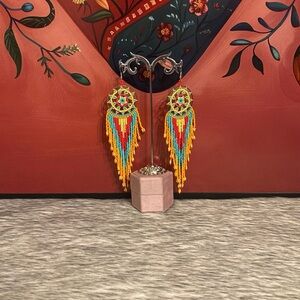 Vibrant Beaded Dreamcatcher Earrings—aretes atrapasueño artesanal